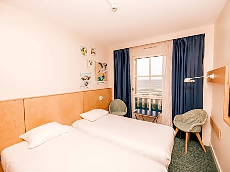 Standard Room with twin beds, sea view
