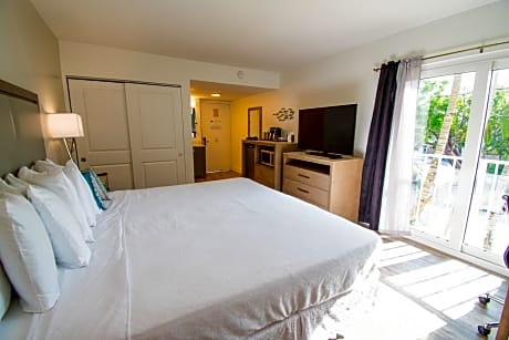 Premier Bay View with One King Bed and Juliet Balcony