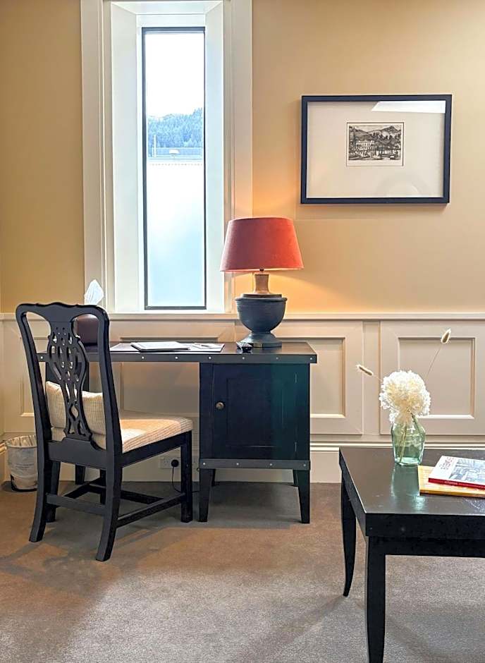 Eichardt's Private Hotel & Lakefront Apartments