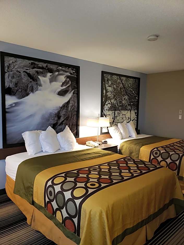 Super 8 by Wyndham Milwaukee Airport