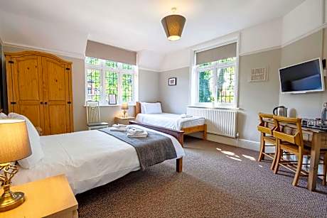 Family room-Shared Bathroom-Double and Single Room 3