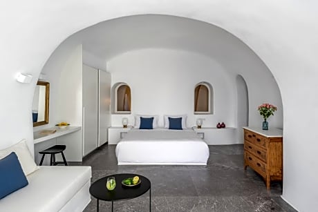 Artist's Suite with Plunge Pool and Caldera View