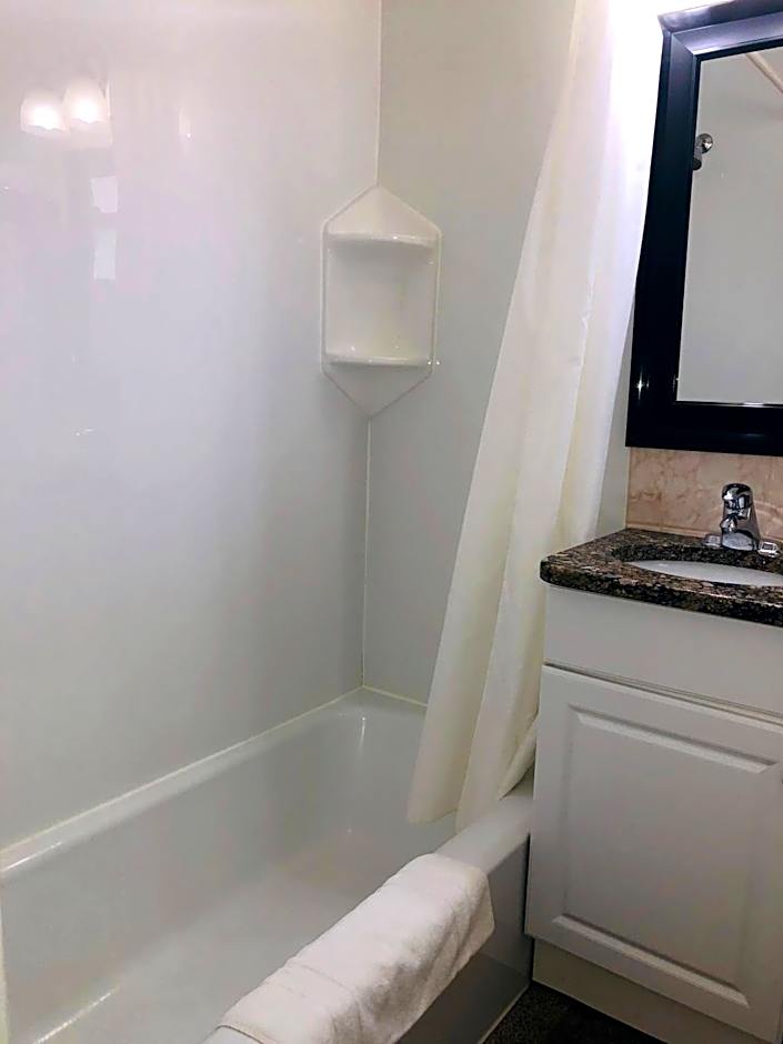 Perth Plaza Inn & Suites