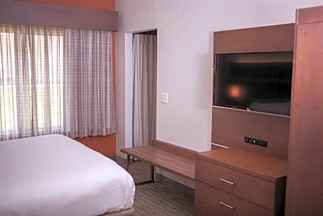 1 King Bed Standard Comm Access Tub