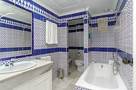 DOUBLE WITH BALCONY 2 ADULTS + 1 CHILD