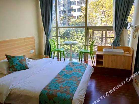 Guangzhou Longcheng Hotel (Chen Clan Temple Metro Station)