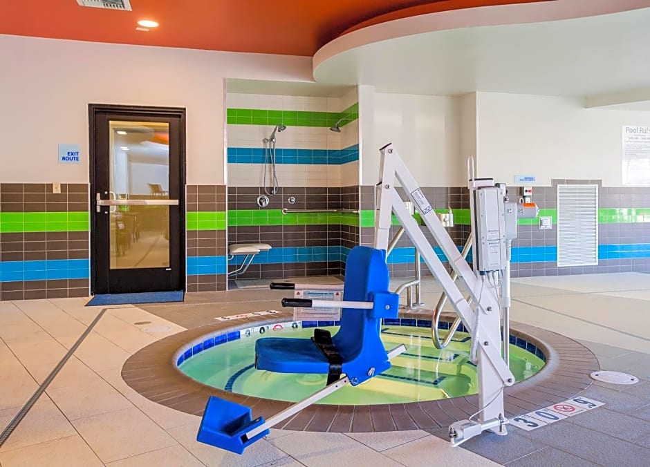 Holiday Inn Express & Suites Eureka, an IHG Hotel