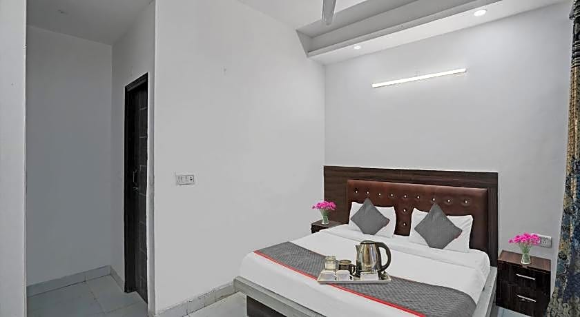OYO The Signature Hotel Near Iskcon Temple Noida