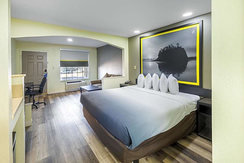 Super 8 by Wyndham Jackson MS Near the Fairgrounds