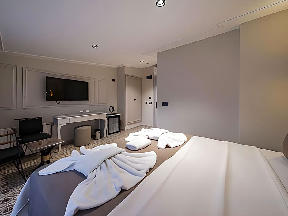 PERALUNA PREMIUM HOTEL