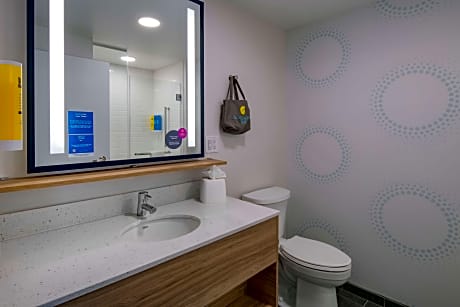 2 Queen Mobility Accessible With Tub	2 Queen