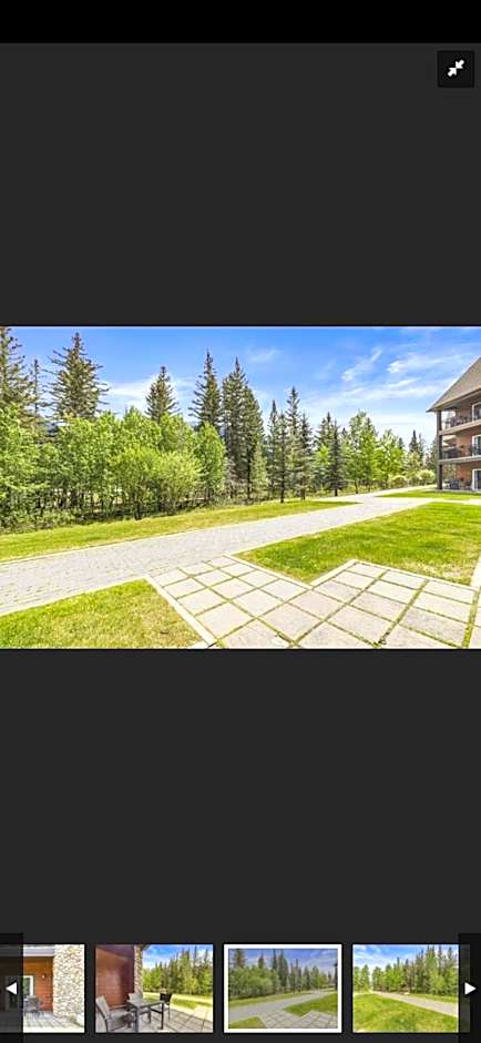 Canmore Mountain Retreat. Hot Tub, Pool, King Bed!