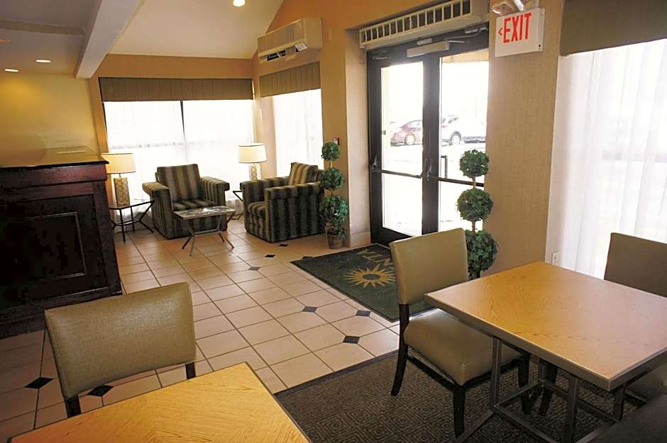 La Quinta Inn & Suites by Wyndham Warwick-Providence Airport