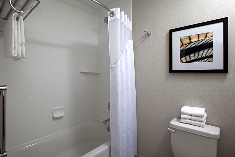 Holiday Inn Cleveland Clinic, an IHG Hotel