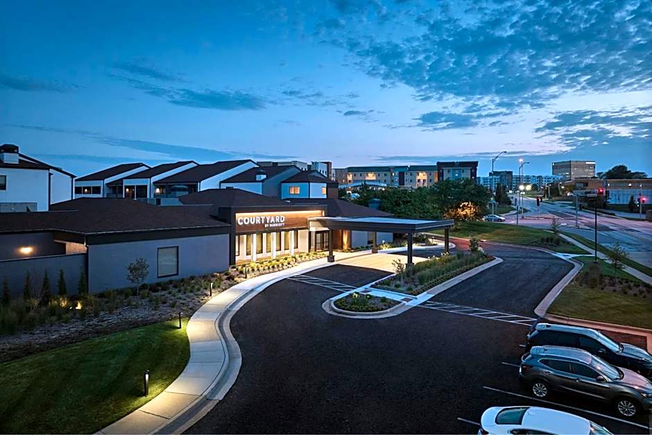 Courtyard by Marriott St. Louis Westport Plaza