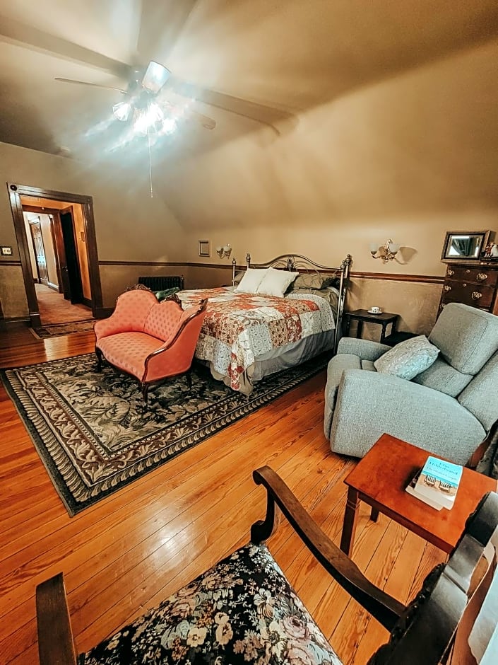 Linda Sue Manor