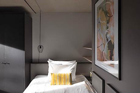 Medium Studio with Kitchen - Single Bed