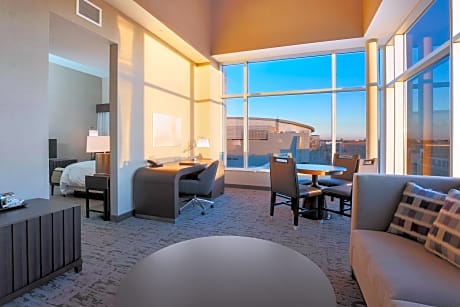 1 Kng Bd Pool Vw/Patio Door To Pool Deck