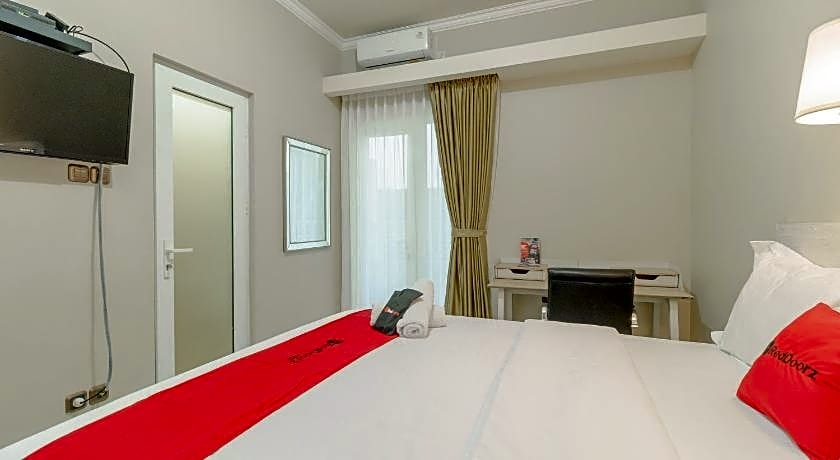 RedDoorz near Taman Makam Pahlawan Cikutra