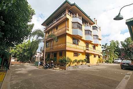 RedDoorz @ Farm Side Hotel Laoag City