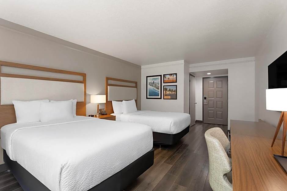La Quinta Inn & Suites by Wyndham Fort Lauderdale Cypress Creek