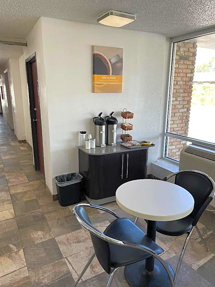 Regal 8 Inn & Suites