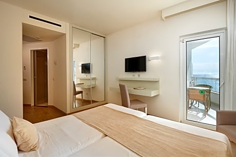 DOUBLE SINGLE USE SIDE SEA VIEW WITH BALCONY