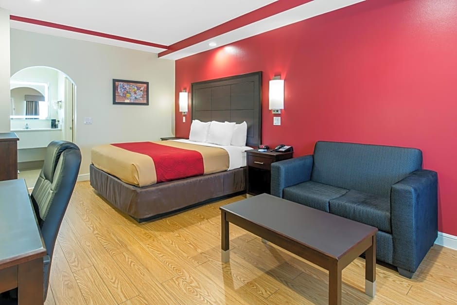 Econo Lodge Inn & Suites