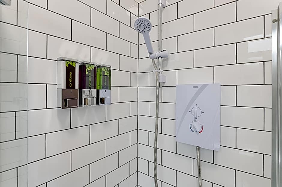 Contractor Base - Kitchen - Parking Included