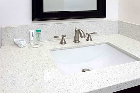 Queen Room - Non-Smoking