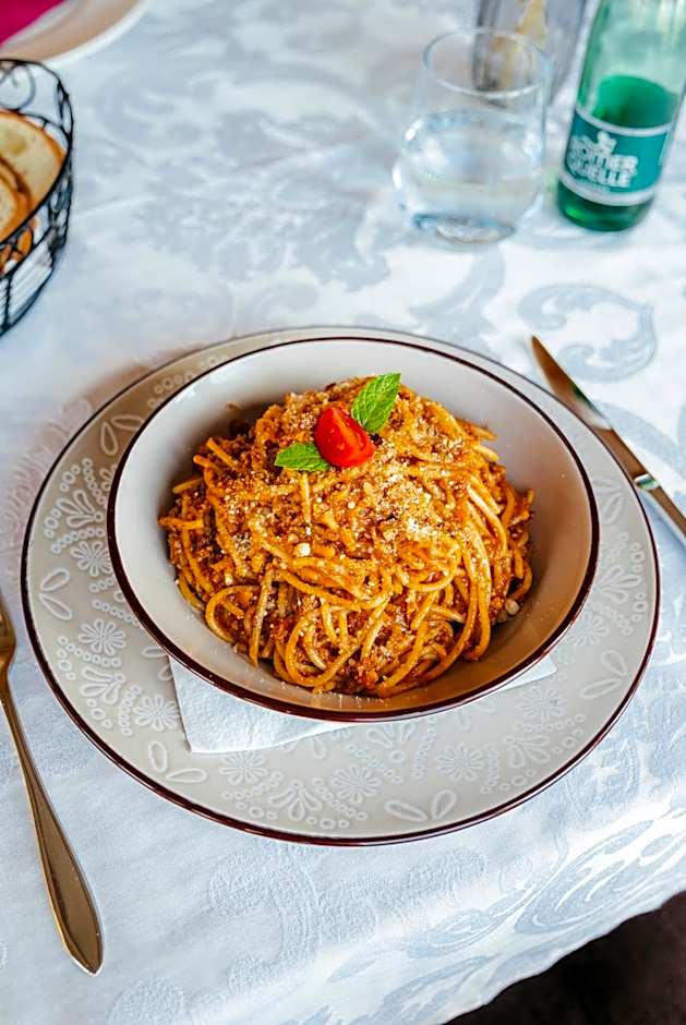 Pansion Mihića dvori