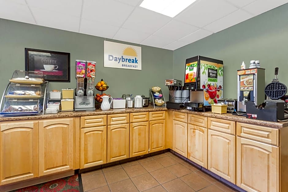 Days Inn by Wyndham Cedar Falls- University Plaza