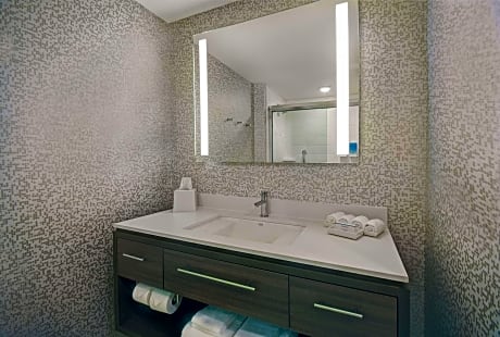 Studio Two Queen Beds