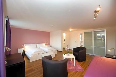 Family Room (2 Adults + 2 Children)