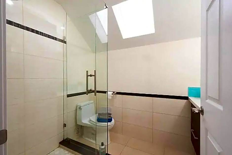 Westside Pool Home-8 min to Downtown, Yard Parking