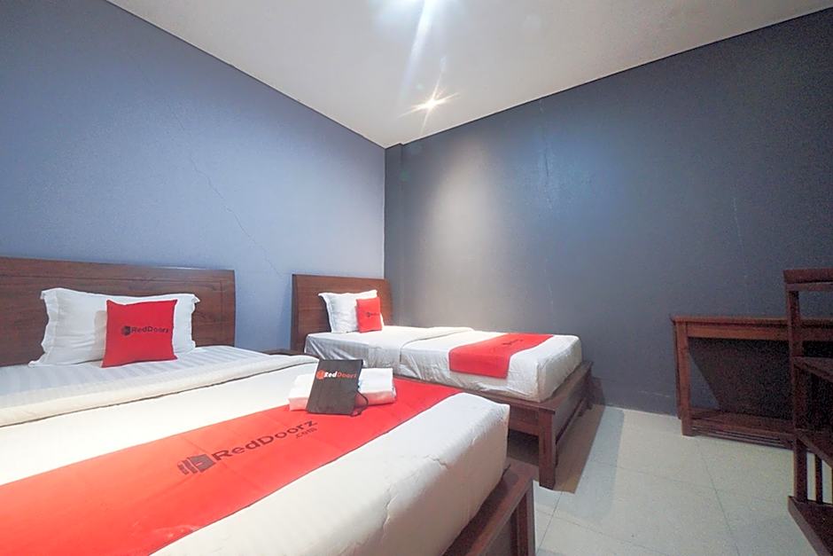 RedDoorz Plus near Green Pramuka Square Mall