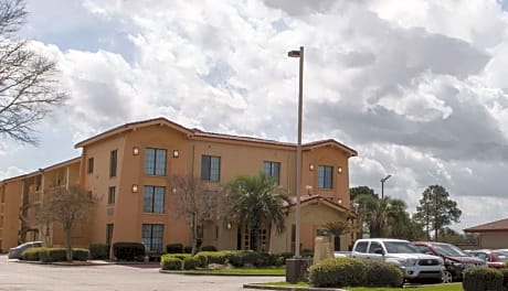 La Quinta Inn & Suites by Wyndham New Orleans Veterans