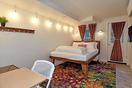 Lower Level Deluxe Queen Room (Plus Extra Fold-Out Mattress)