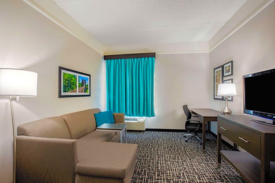 La Quinta Inn & Suites by Wyndham Mission At West Mcallen