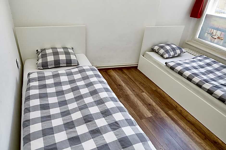 Lovecroatia Zagreb-'Paxnest' HOSTEL, No party! Cozy and quiet! Separated Men and women's rooms! Indoor shoes provided!