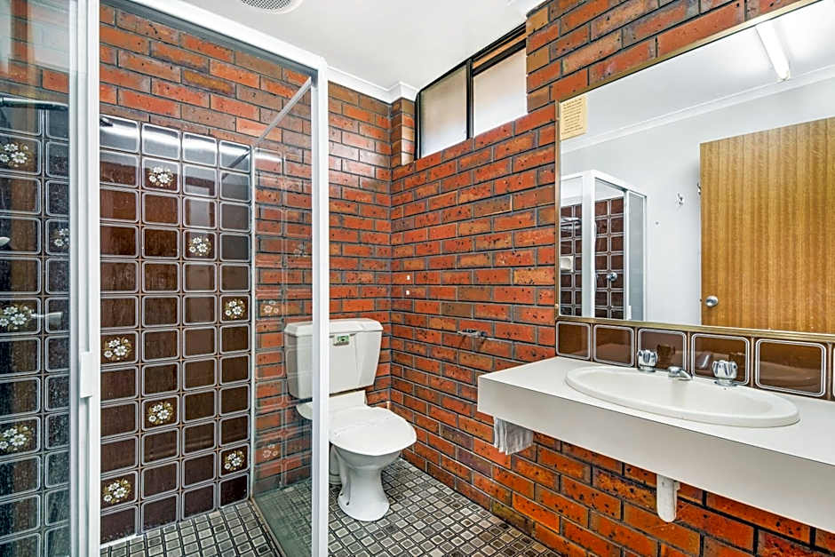 Golden Country Motel and Caravan Park