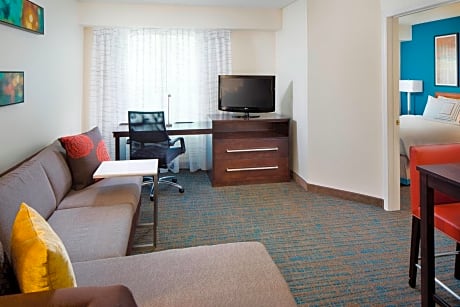 One-Bedroom Queen Suite with Sofa Bed and Adapted Tub - Mobility and Hearing Accessible