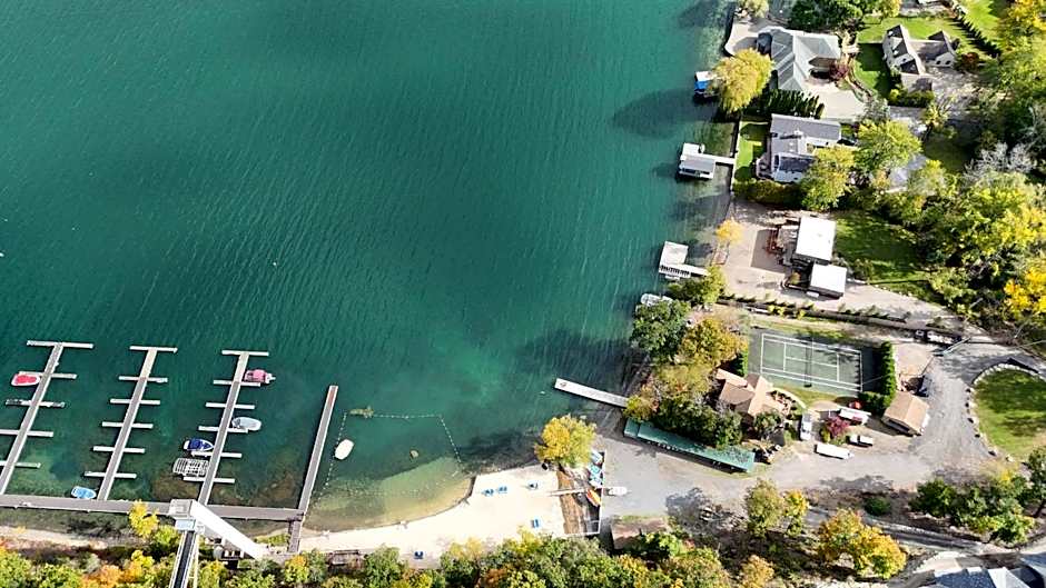 Canandaigua Lake Retreat with view and private beach access, foliage, hike, and Ski