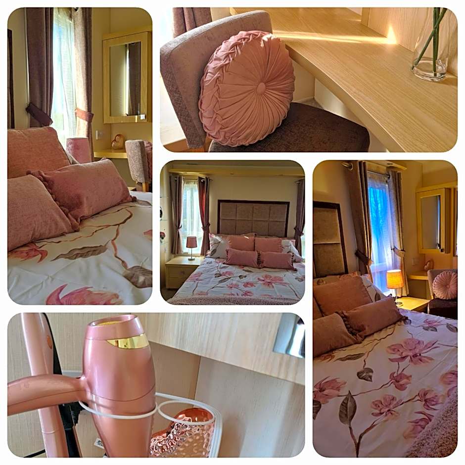 Beautiful 2 bedroom caravan, holiday park Tenby