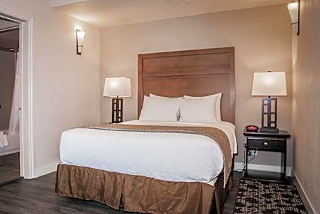 Queen Suite - Non-Smoking