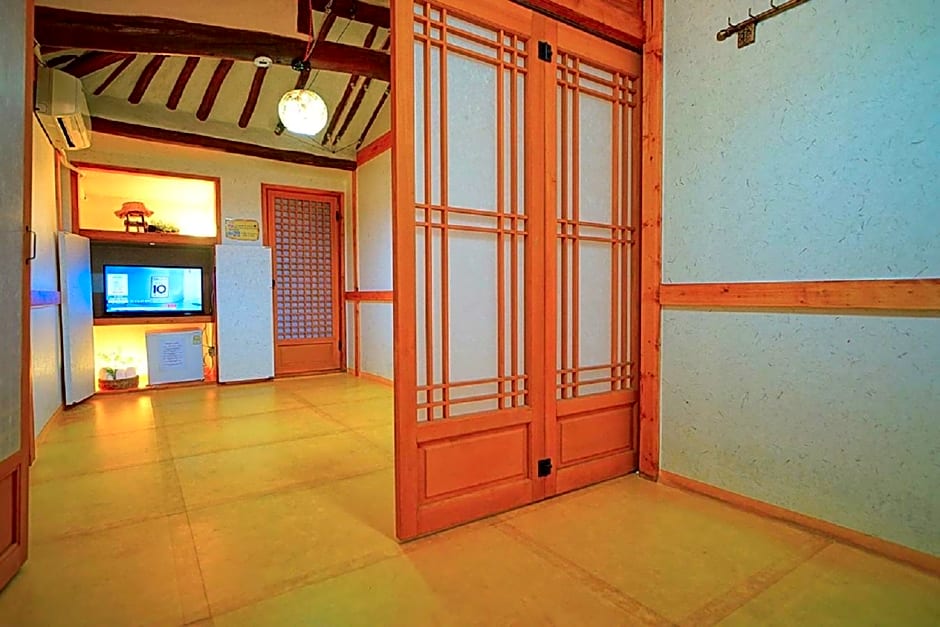 Hanulgiwa Hanok Stay