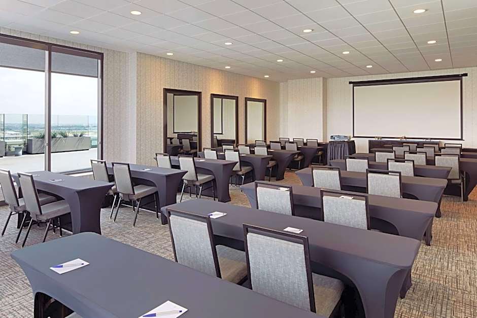 H Hotel Los Angeles, Curio Collection by Hilton