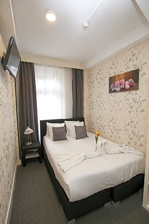 Economy Small Double or Twin Room with Shared Bathroom