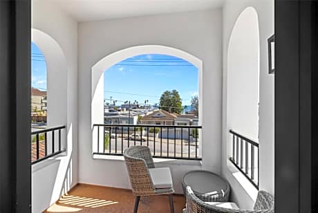 King Suite with Partial Ocean View - Hearing Impaired/Non-Smoking