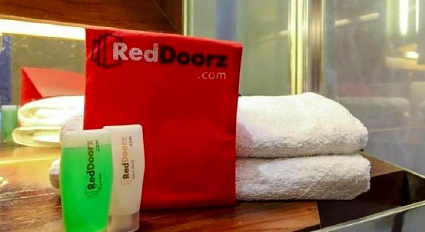 RedDoorz near GOR Satria 3